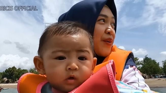 Potret Moana Naik Jetski (YouTube Ricis Official)