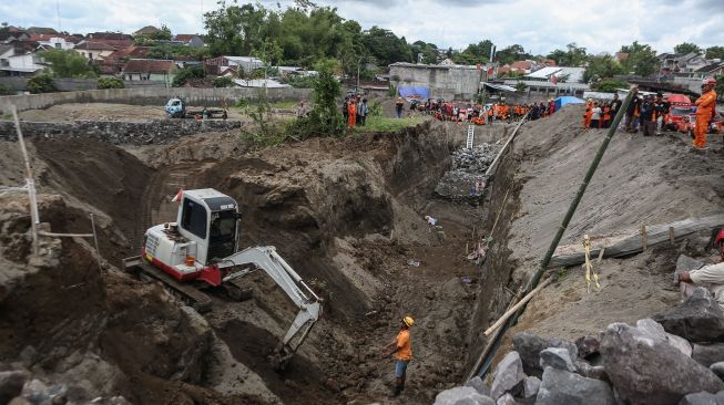 Tim SAR gabungan melakukan pencarian korban longsor pembangunan talud proyek perumahan di Candi Gebang, Wedomartani, Ngemplak, Sleman, DI Yogyakarta, Selasa (3/1/2023). [ANTARA FOTO/Hendra Nurdiyansyah].