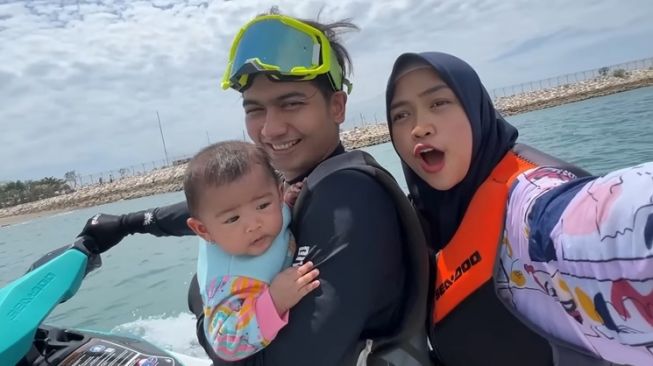 Potret Moana Naik Jetski (YouTube Ricis Official)