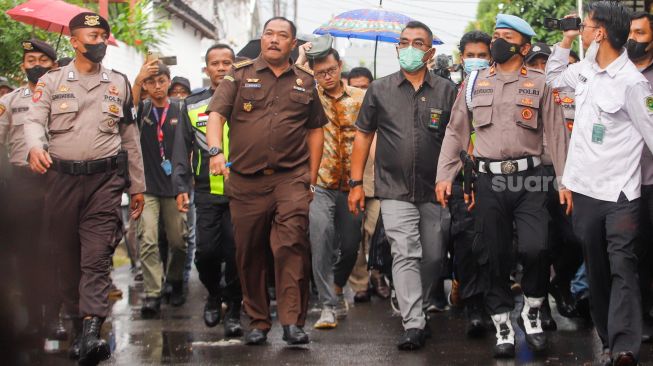 Ketua Majelis Hakim Wahyu Iman Santoso (tengah) bersama dengan tim jaksa dari Pengadilan Negeri Jakarta Selatan saat melakukan peninjauan TKP di Rumah Dinas Ferdy Sambo, Duren Tiga, Jakarta Selatan, Rabu (4/1/2023). [Suara.com/Alfian Winanto]