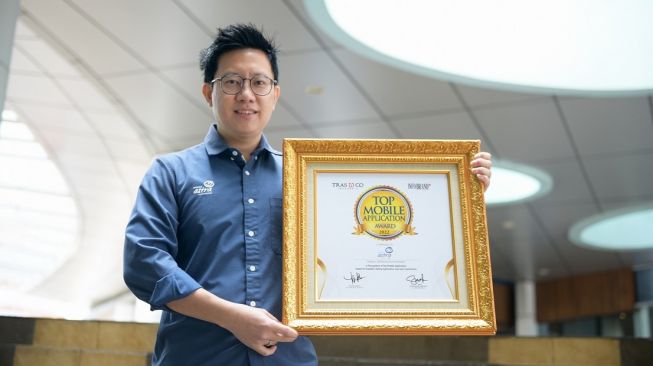 Chief Digital Officer Asuransi Astra, Teddy Suryawan menerima penghargaan Top Mobile Application Awards 2022 sebagai Aplikasi Asuransi Kendaraan terbaik [Asuransi Astra].