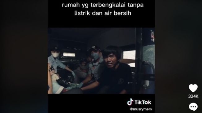 Dibawa ke RSJ, Kisah Ibu Eni Tinggal di Rumah Tanpa Air Bersih dan Listrik Berakhir