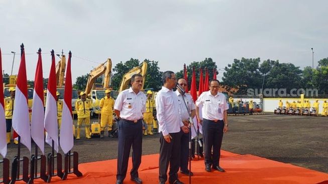 Pj Gubernur DKI Haru Budi Hartono saat berpidato terkait pembelian alat dan untuk Dinas Marga DKI. .  (Suara.com/Fakhri)