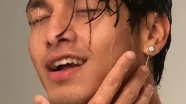 Potret Jefri Nichol Photoshoot Sambil Mandi (TikTok/ryanogilvy)