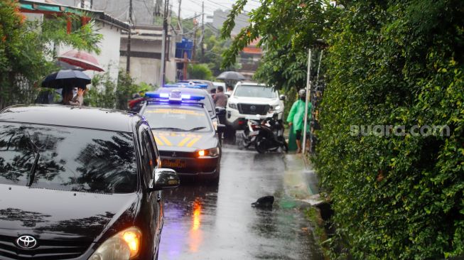 Suasana saat peninjauan TKP di Rumah Dinas Ferdy Sambo, Duren Tiga, Jakarta Selatan, Rabu (4/1/2023). [Suara.com/Alfian Winanto]