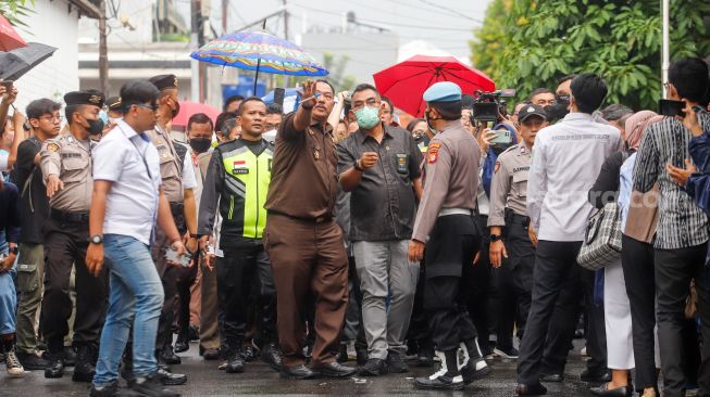 Ketua Majelis Hakim Wahyu Iman Santoso (tengah) bersama dengan tim jaksa dari Pengadilan Negeri Jakarta Selatan saat melakukan peninjauan TKP di Rumah Dinas Ferdy Sambo, Duren Tiga, Jakarta Selatan, Rabu (4/1/2023). [Suara.com/Alfian Winanto]