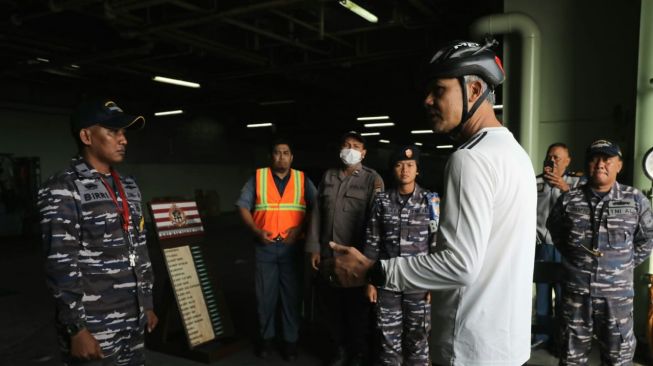  Gubernur Jawa Tengah Ganjar Pranowo melihat langsung KRI Makassar-590 yang telah sandar di Pelabuhan Tanjung Emas Semarang, Rabu (4/1/2023). [Dok Pemprov Jateng]