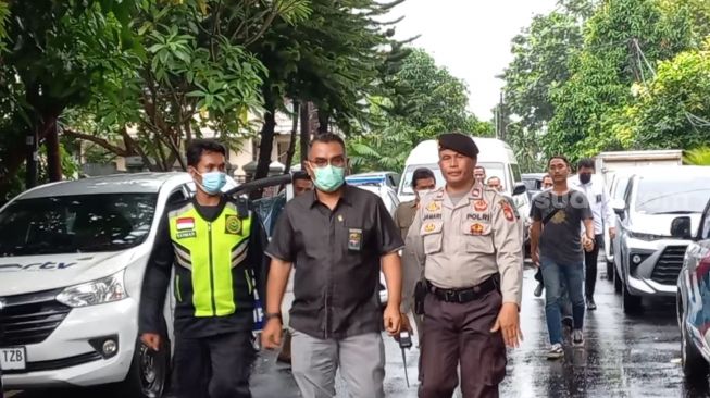 Ketua Hakim sidang perkara pembunuhan berencana Brigadir J, Wahyu Iman Santoso, saat tiba di rumah Ferdy Sambo di Jalan Saguling, Jakarta Selatan, Rabu (4/1/2023) siang. (Suara.com/Rakha)