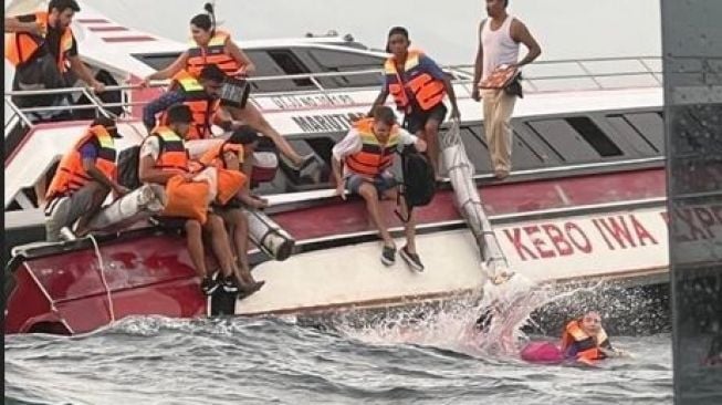 Penumpang Fast Boat Kebo Iwa Express saat berusaha menyelamatkan diri saat detik-detik kapal tersebut karam, di perairan 2 mil arah timue Pelabuhan Sanur, pada Selasa (3/1/2023) sore. [dok. Istimewa]