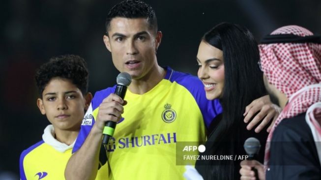 Cristiano Ronaldo bersama Georgina Rodriguez saat diperkenalkan oleh klub sepakbola Al Nassr. [Fayez Nureldine/AFP]