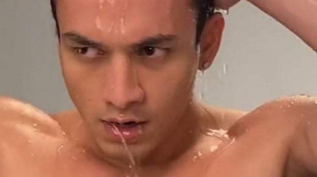 Potret Jefri Nichol Photoshoot Sambil Mandi (TikTok/ryanogilvy)