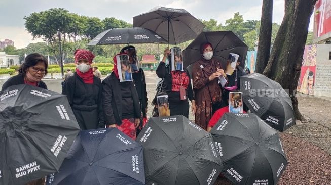 Koalisi Sipil untuk Undang-Undang Perlindungan Pekerja Rumah Tangga (UU PPRT) melangsungkan audiensi dengan Kepala Staf Kepresidenan (KSP) di Kompleks Istana Kepresidenan, Jakarta, Rabu (4/12/2023). Mereka juga turut membawa tiga PRT yang pernah mengalami kekerasan. (Suara.com/Ria Rizki)