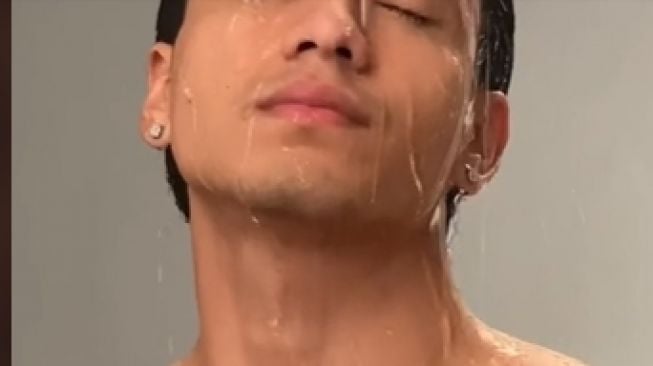 Potret Jefri Nichol Photoshoot Sambil Mandi (TikTok/ryanogilvy)