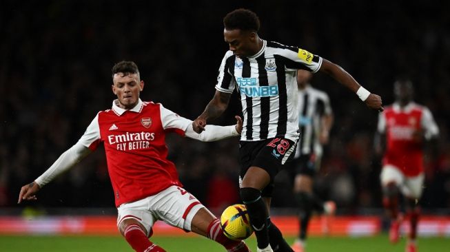 Bek Arsenal Ben White (kiri) bersaing dengan gelandang Newcastle United Joe Willock selama pertandingan pekan ke-19 Liga Inggris antara Arsenal vs Newcastle United di Stadion Emirates di London pada 3 Januari 2023.Ben Stansall / AFP.