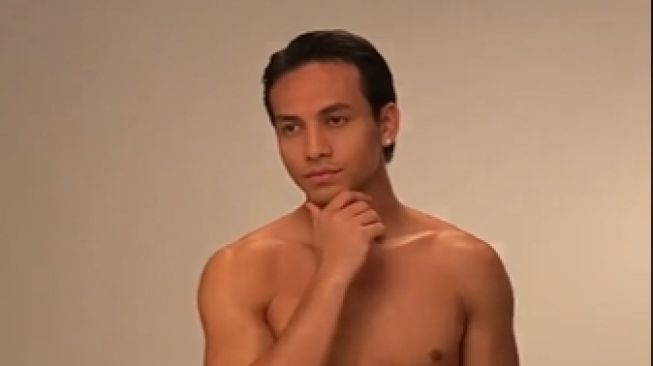 Potret Jefri Nichol Photoshoot Sambil Mandi (TikTok/ryanogilvy)