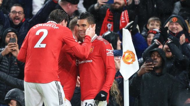 Gelandang Manchester United Casemiro (kanan) melakukan selebrasi dengan bek Victor Lindelof (kiri) usai mencetak gol pembuka timnya selama pertandingan pekan ke-19 Liga Inggris antara Manchester United vs Bournemouth di Old Trafford di Manchester, barat laut Inggris, pada 3 Januari 2023.Lindsey Parnaby / AFP.