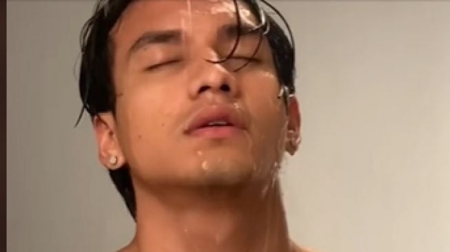 Potret Jefri Nichol Photoshoot Sambil Mandi (TikTok/ryanogilvy)