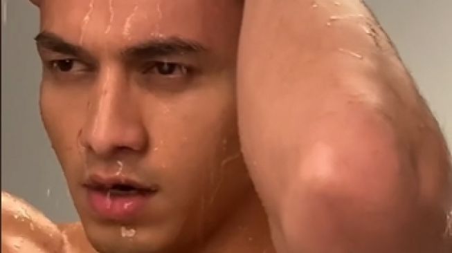 Potret Jefri Nichol Photoshoot Sambil Mandi (TikTok/ryanogilvy)