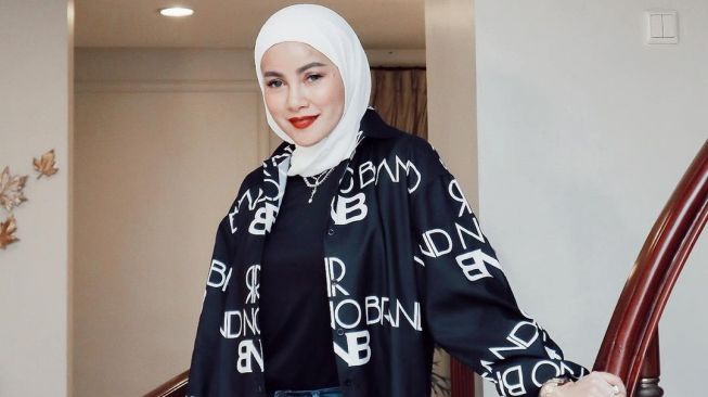 Outfit Tipis Olla Ramlan Dinilai Tak Pantas untuk Wanita Berhijab, Warganet: Jatuhnya Merusak Syariat