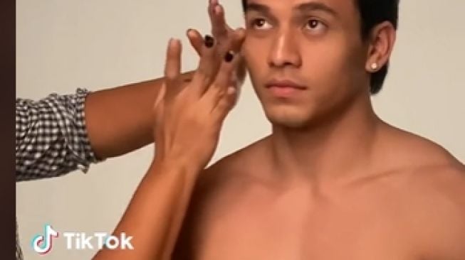 Potret Jefri Nichol Photoshoot Sambil Mandi (TikTok/ryanogilvy)