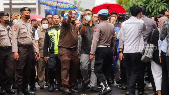 Ketua Majelis Hakim Wahyu Iman Santoso (tengah) bersama dengan tim jaksa dari Pengadilan Negeri Jakarta Selatan saat melakukan peninjauan TKP di Rumah Dinas Ferdy Sambo, Duren Tiga, Jakarta Selatan, Rabu (4/1/2023). [Suara.com/Alfian Winanto]