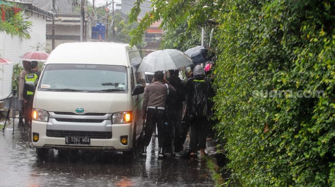 Suasana saat peninjauan TKP di Rumah Dinas Ferdy Sambo, Duren Tiga, Jakarta Selatan, Rabu (4/1/2023). [Suara.com/Alfian Winanto]