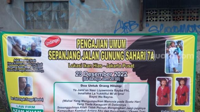 Banner pengumuman bocah Malika yang sempat diculik oleh pemulung di kawasan Gunung Sahari, Jakpus. (Suara.com/Arga)