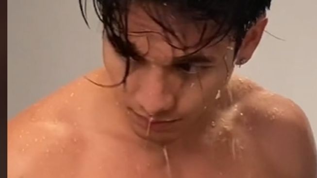 Potret Jefri Nichol Photoshoot Sambil Mandi (TikTok/ryanogilvy)