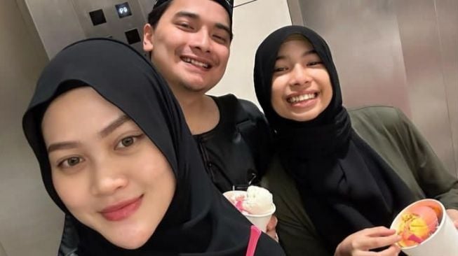 Potret Perjalanan Umrah Alfin Faiz dan Istri (Instagram/@hennyyrahman)