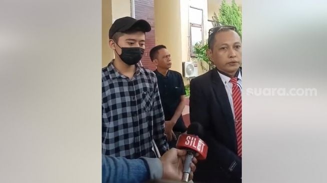 Rozy Zay Hakiki bersama pengacaranya mendatangi Polda Banten, Kamis (5/1/2023) dalam kasus pencemaran nama baik yang dituduhkan ke mantan istri, Norma Risma. [Rena Pangesti/Suara.com]