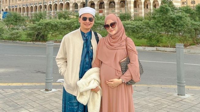 9 Potret Perjalanan Umrah Alvin Faiz Bareng Istri, Henny Rahman Pamer Perut Hamil