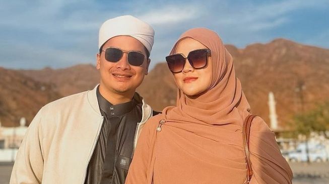 Potret Perjalanan Umrah Alfin Faiz dan Istri (Instagram/@hennyyrahman)