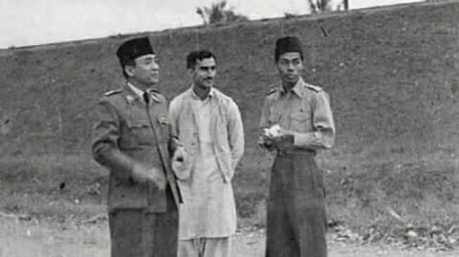 CEK FAKTA: Benarkah Orang yang Bersama Bung Karno dan Jenderal Soedirman Ini Kakek Anies Baswedan?