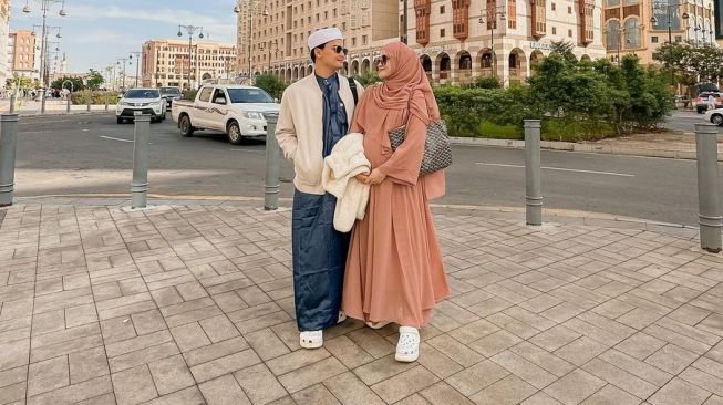 Potret Perjalanan Umrah Alfin Faiz dan Istri (Instagram/@hennyyrahman)