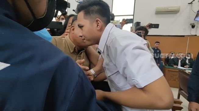 Momen Pilu Richard Eliezer Berkumpul Bareng Ayah Dan Ibu, Peluk Erat Jelang Persidangan