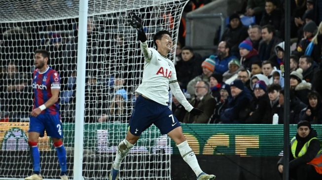 Striker Tottenham Hotspur Son Heung-Min merayakan gol keempat timnya selama pertandingan pekan ke-19 Liga Inggris antara Crystal Palace vs Tottenham Hotspur di Selhurst Park di London selatan pada 4 Januari 2023.Ben Stansall / AFP