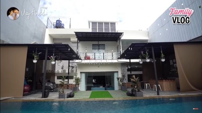 Rumah Ussy Sulistiawaty dan Andhika Pratama (YouTube/Ussy Andhika Official)