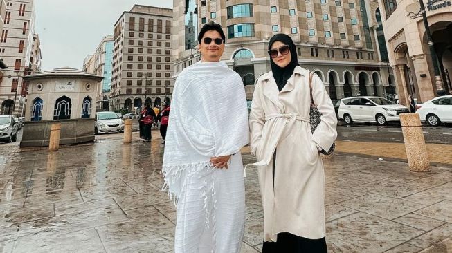 Potret Perjalanan Umrah Alfin Faiz dan Istri (Instagram/@hennyyrahman)