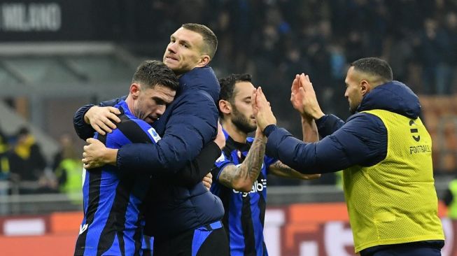 Penyerang Inter Milan asal Bosnia, Edin Dzeko (kedua dari kiri) merayakan kemenangan bersama rekan setimnya pada akhir pertandingan pekan ke-16 Liga Italia antara Inter Milan vs Napoli di stadion Giuseppe Meazza di Milan, pada 4 Januari 2023.Isabella BONOTTO / AFP.