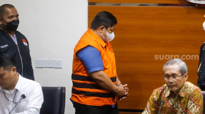 Direktur PT Tabi Bangun Papua, Rijatono Lakka yang menjadi tersangka kasus dugaan suap dan gratifikasi yang melibatkan Gubernur Papua Lukas Enembe ditampilkan saat konferensi pers di Gedung Merah Putih KPK, Jakarta Selatan, Kamis (5/1/2023). [Suara.com/Alfian Winanto]