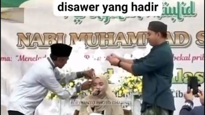 Publik Murka, Kronologi Qariah Nadia Hawasyi Disawer Uang saat Baca Al Quran