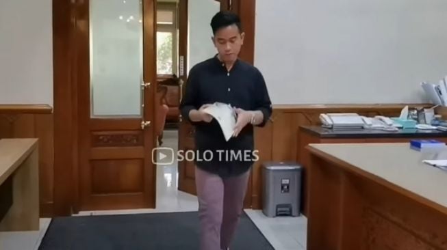 Potret Gibran Rakabuming Pakai Kalung Botol Mixue (YouTube/Solo Times)