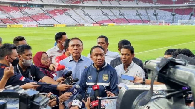 Menteri Pemuda dan Olahraga (Menpora) Zainudin Amali (tengah) memberikan keterangan usai memantau latihan Timnas Indonesia di Stadion Utama Gelora Bung Karno (SUGBK) Jakarta, Kamis (5/1/2023). ANTARA/Bayu Kuncahyo