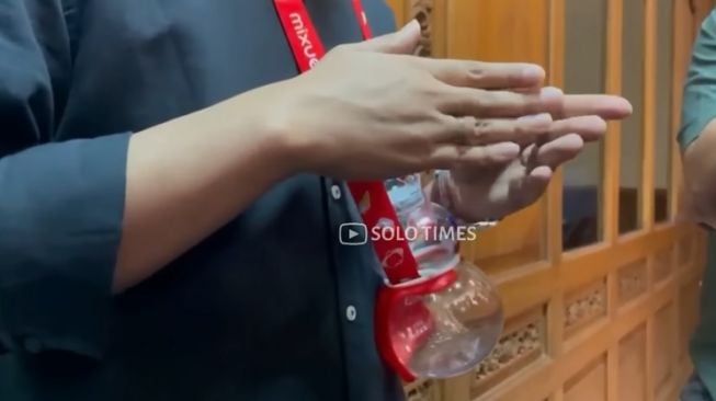 Potret Gibran Rakabuming Pakai Kalung Botol Mixue (YouTube/Solo Times)