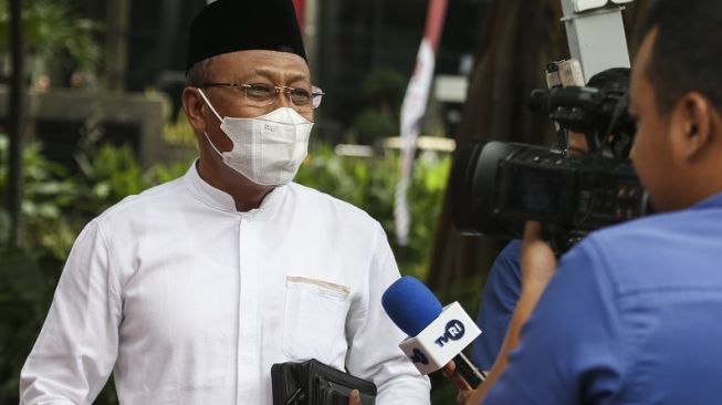 Wakil Bupati Morowali Utara Djira Kendjo menjawab pertanyaan wartawan usai menjalani pemeriksaan di Gedung Merah Putih KPK, Jakarta, Kamis (5/1/2023). [ANTARA FOTO/Rivan Awal Lingga]