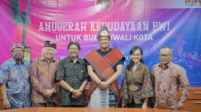 Bobby Nasution Raih Anugerah Kebudayaan 2023, Program Wajib Pakaian Adat Geliatkan UMKM di Medan