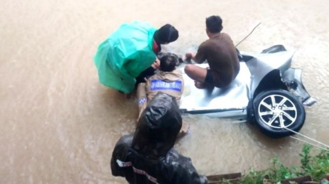 Laka Lantas Pangkep, Lima Nyawa Melayang Akibat Mobil Tabrak Pohon dan Masuk Parit Besar