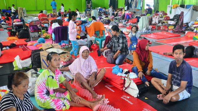 Warga terdampak banjir mengungsi di Balai Desa Jati Wetan, Kudus, Jawa Tengah, Rabu (4/1/2023). [ANTARA FOTO/Yusuf Nugroho].