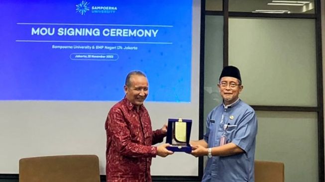 Sampoerna University Bangun Sistem Perpustakaan Digital Ramah Lingkungan di Sekolah Jakarta & Cirebon