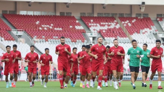 Skuat timnas Indonesia sedang menjalani latihan di GBK untuk persiapan melawan Kamboja.[Twitter.com/@PSSI]